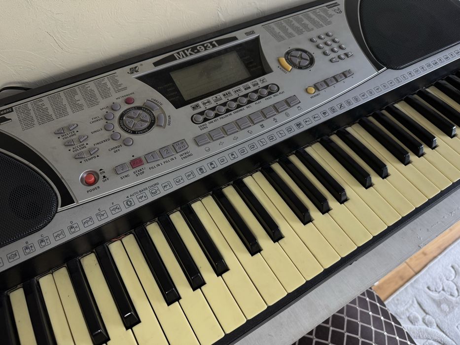 Синтезатор продам