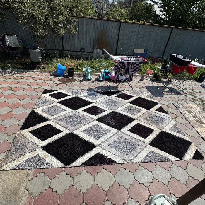 Продам ковёр , чистая .