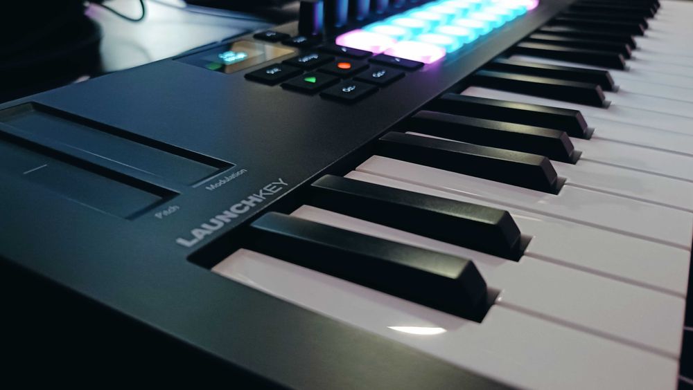 Midi клавиатура \ Midi контроллер - Novation Launchkey Mini 37 MK4