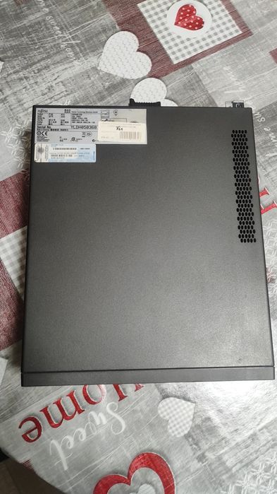 Мини компютър Fujitsu, готов за работа с Windows 10.