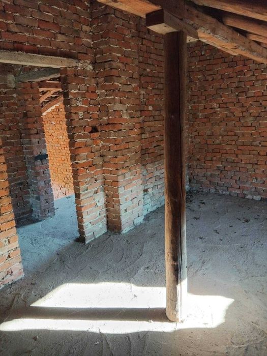 Просторна триетажна къща