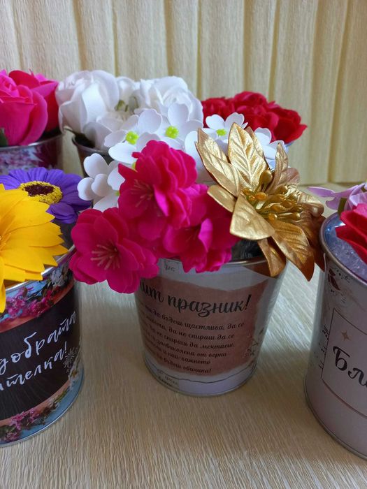 Букет от сапунени рози в ПВЦ сфера и подаръчна кутия. и други цветя