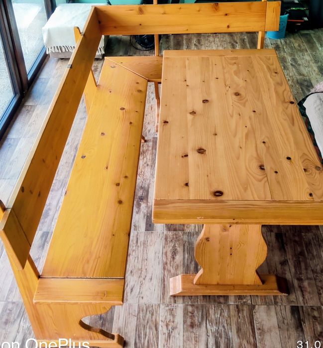 Colț de lemn și masă