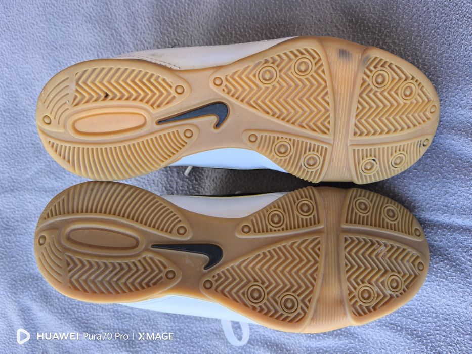 Футболни обувки за зала на nike номер 36 стелка 23см