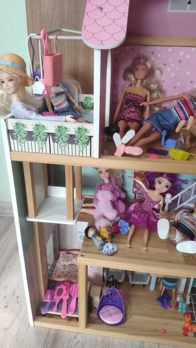 Дървена къща за кукли