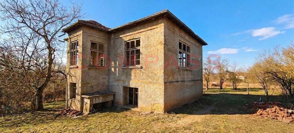 Къща с голям парцел в с. Зорница