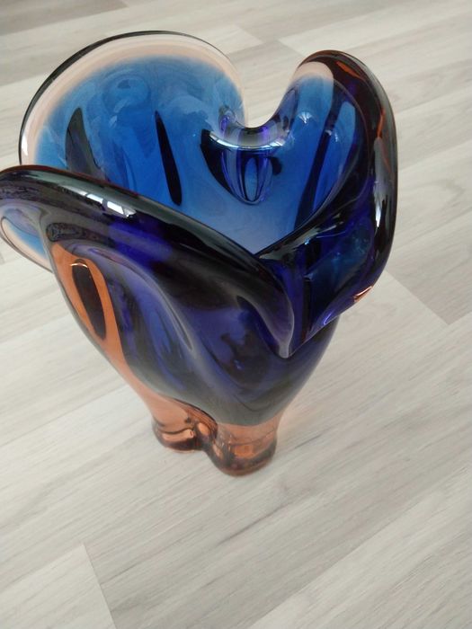 Vasă de sticlă realizată manual de Josef Hospodka designer