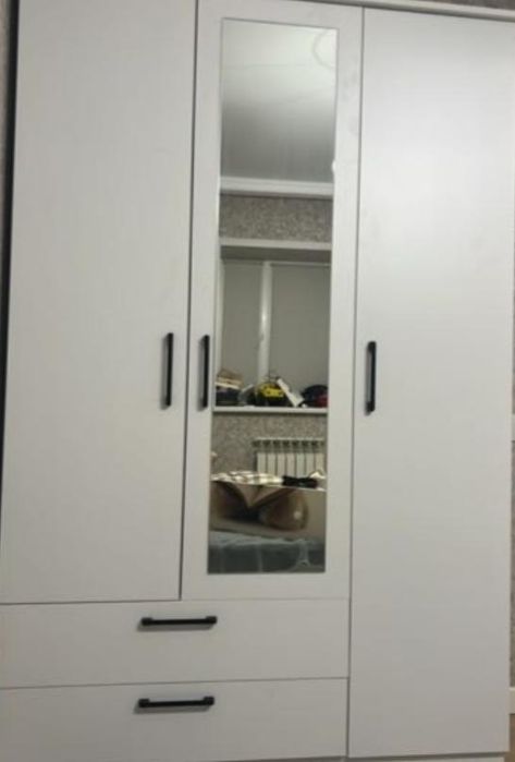 Шкаф с зеркалом продам