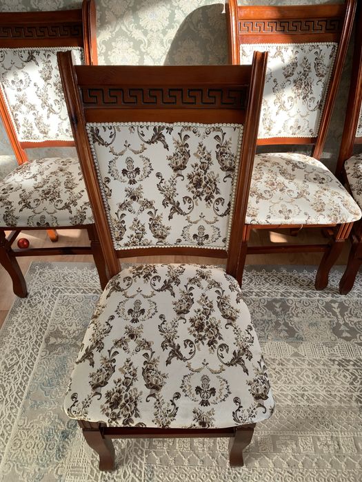 5 м. стол және 26 орындығымен сатылады.