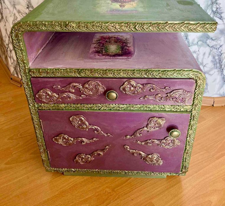 Ръчно декорирано нощно шкафче от дърво