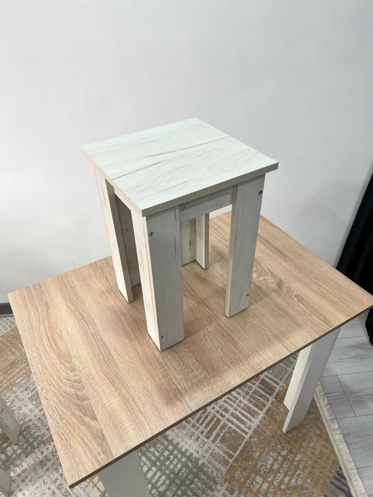 Кухонный стол и табуретки