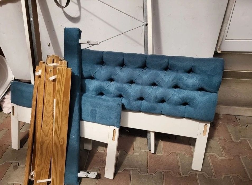 Pat tapitat blue din catifea de 1 persoana
