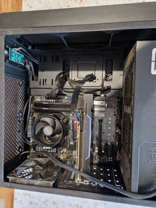 Продава се настолен гейминг компютър и подаръци