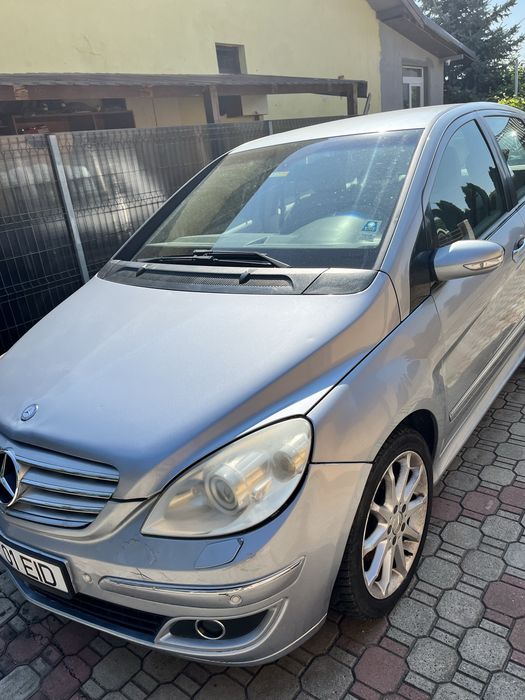 Mercedes-Benz  B180
