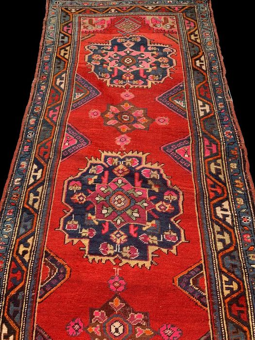 covor vechi antic armean caucazian Karabagh lung rosu 345 x 111 cm
