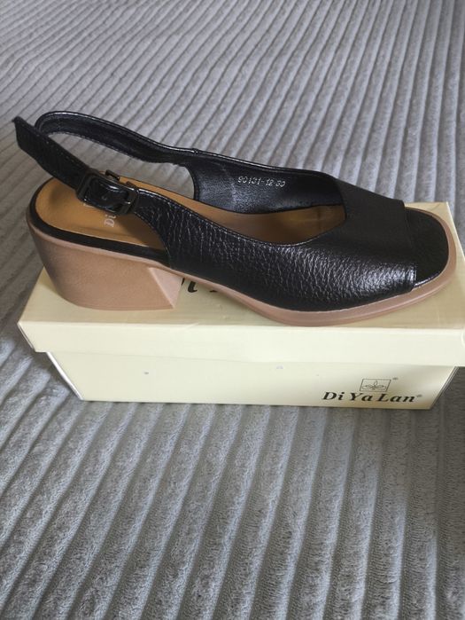 Продам босоножки и туфли