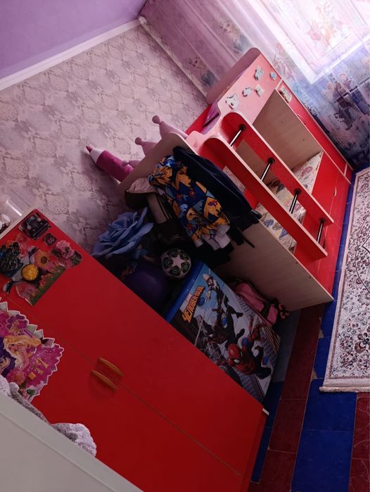 двухярусный кровать и шкаф продам