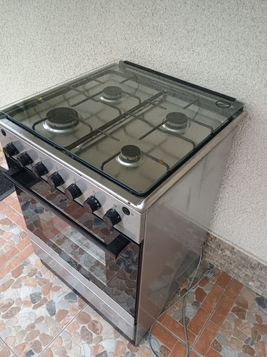 Aragaz pe gaz cu 4 ochiuri.
