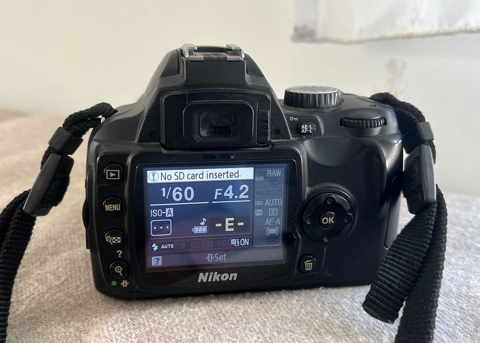 Nikon D60 DSLR body, stare bună, fără baterie, curea inclusă