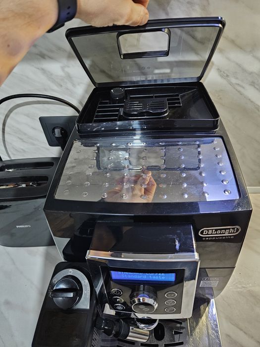 Espressor automat Delonghi Cappucino  + pahar sistem cappuccino