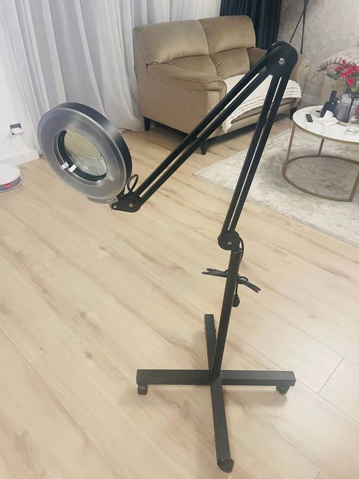 Lampa Cosmetica LED cu Lupa 5x si Picior pe Roti