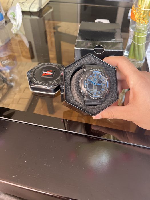 G - shock , черно със синьо.