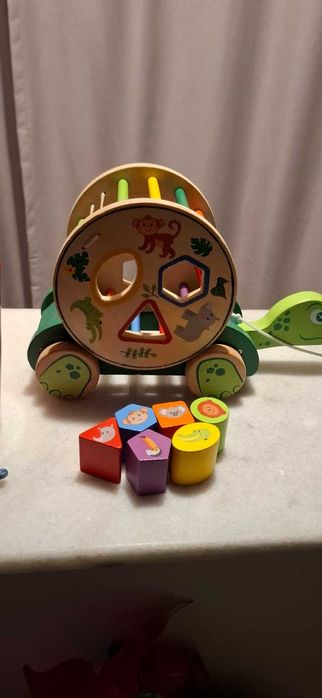 Jucarie educationala  copiii sortator de forme geometrice din lemn