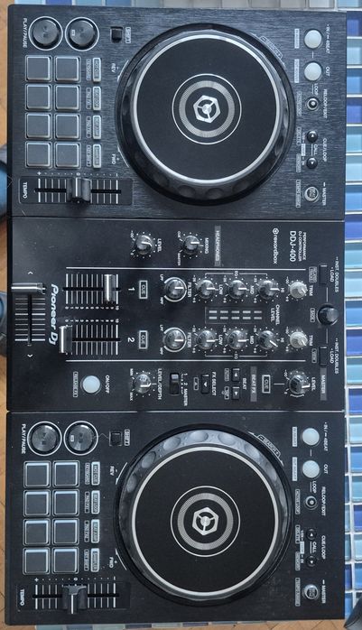 De vanzare consola Pioneer ddj-400 plus  o pereche de căști  Audio-tehnica
