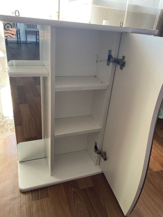 Продам шкаф навесной в ванную