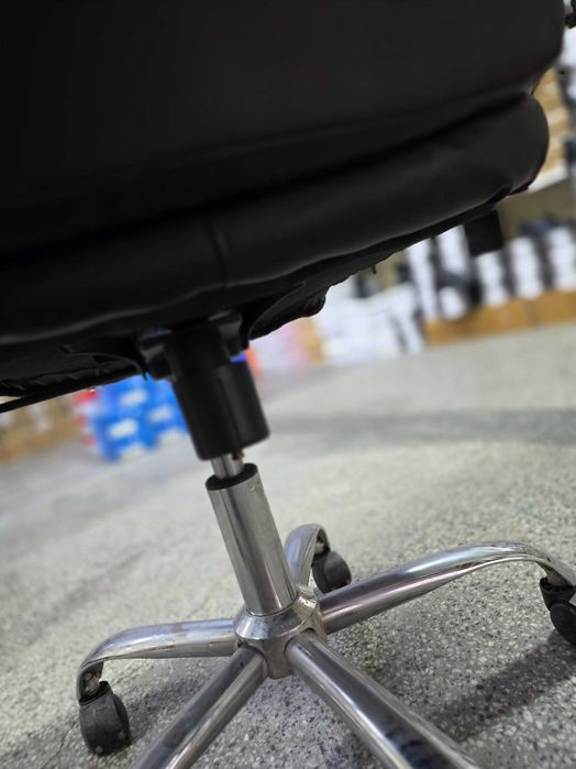 Офис стол черна кожа