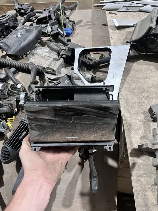 Продам пепельницу Mercedes 210