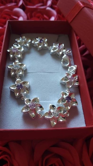 Сребърна,масивна дамска гривна. Страхотен, нов модел. В кутия