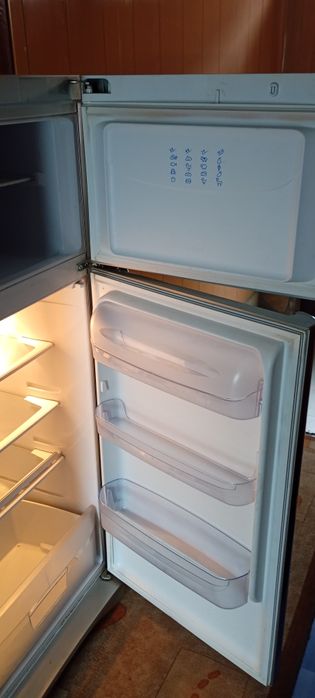Хладилник indesit с горна камера