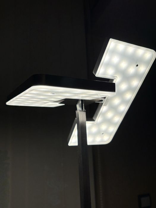 Настолна лампа (въртящи глави)