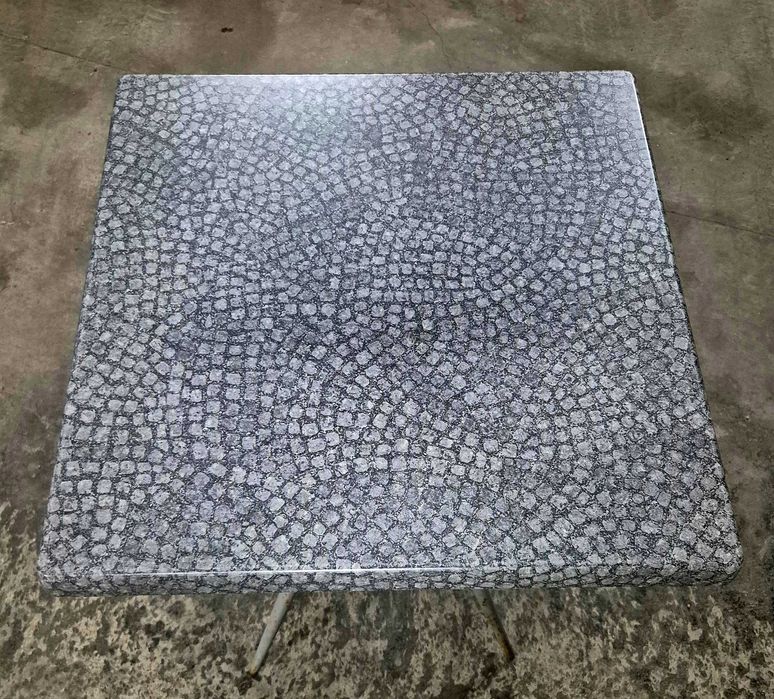 Продавам маса с метални крачетаа