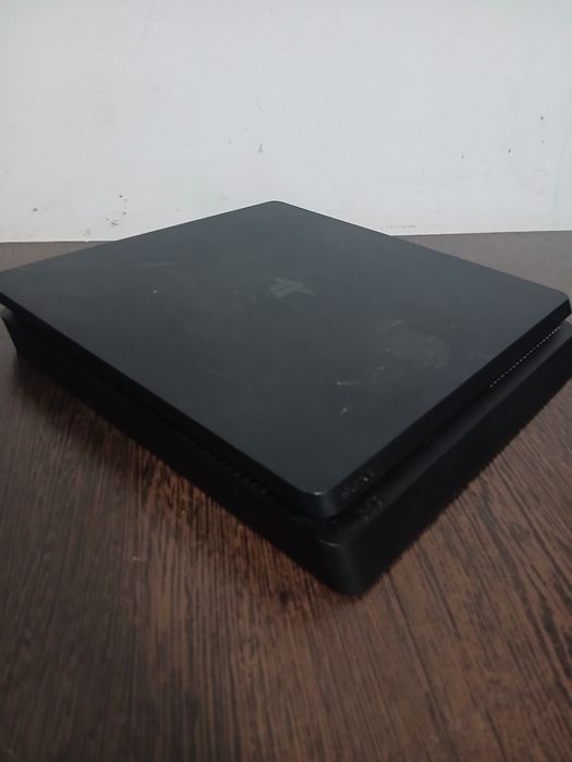 Vând PlayStation 4 Slim