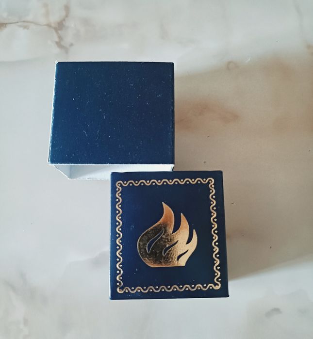 Pin metalic flacără aurie cu cutie - accesoriu sacou/vestă