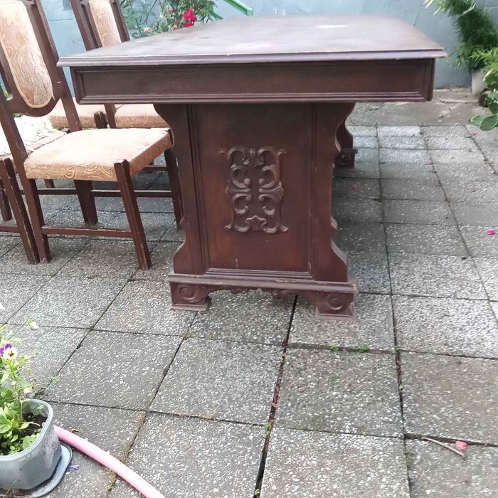 Маса със столове