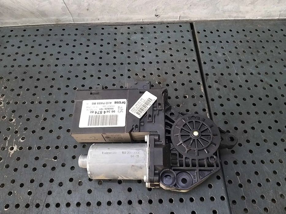 Motoras macara dreapta fata peugeot 307 sw 9634457480
