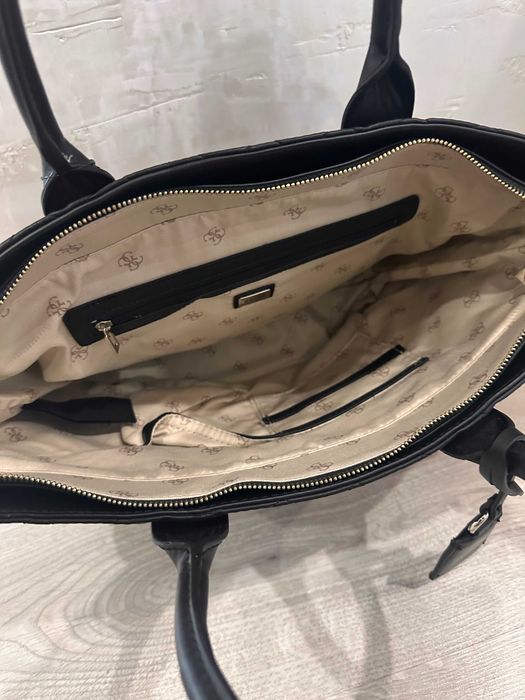 GUESS чанта в черно нова