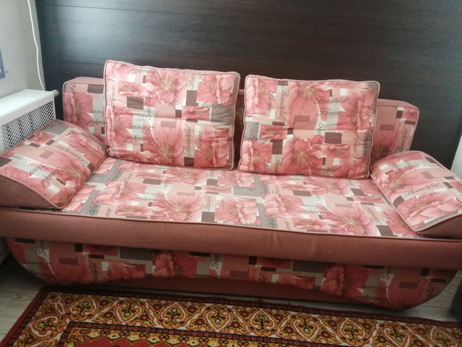 Диваны  продаю для гостиной, детской, ковры.