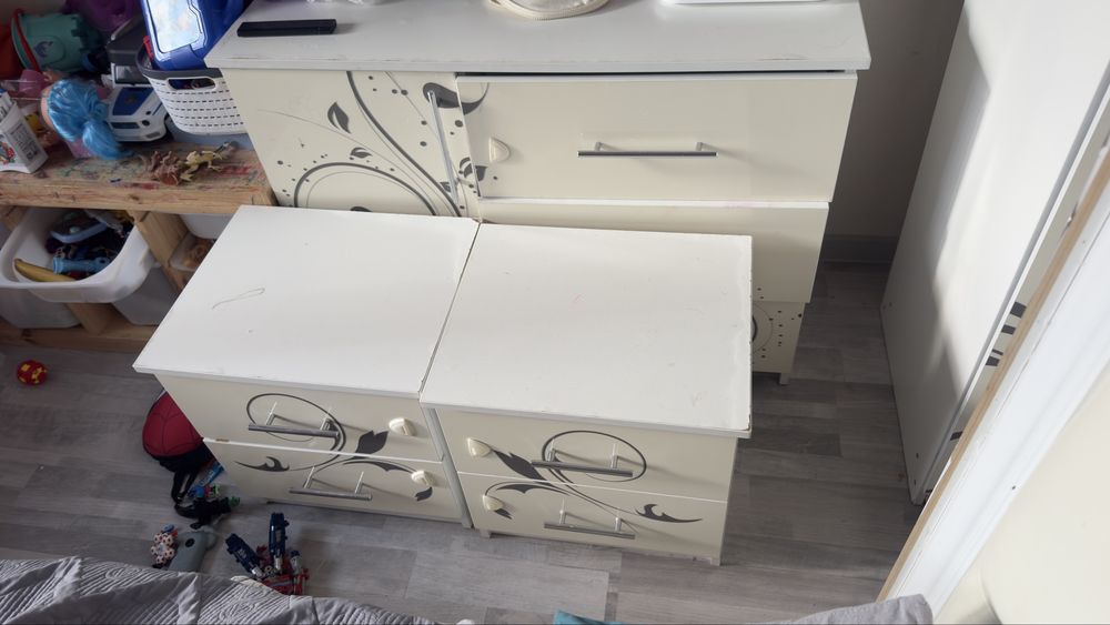 Продам шкаф, 2- тумбы и камод