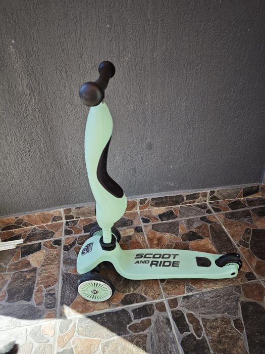 Trotineta scoot and ride împreună cu casca și ghiozdan