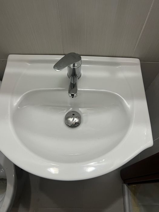 Baie completa cu cabină de duș, ghiuveta, mască de ghiuveta, bateri ghiuveta și cabina de duș, oglinda etc