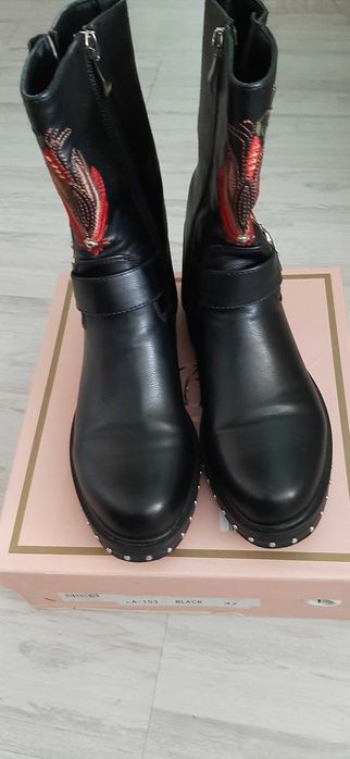 Ghetuțe negre cu broderie, mărimea 37