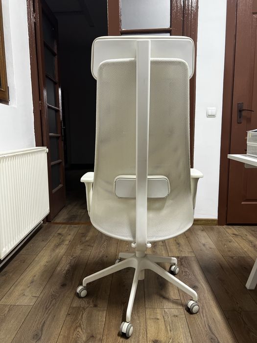 Birou si scaun albe IKEA