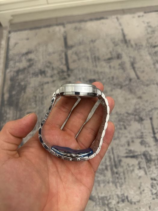 Японские часы со стильным циферблатом