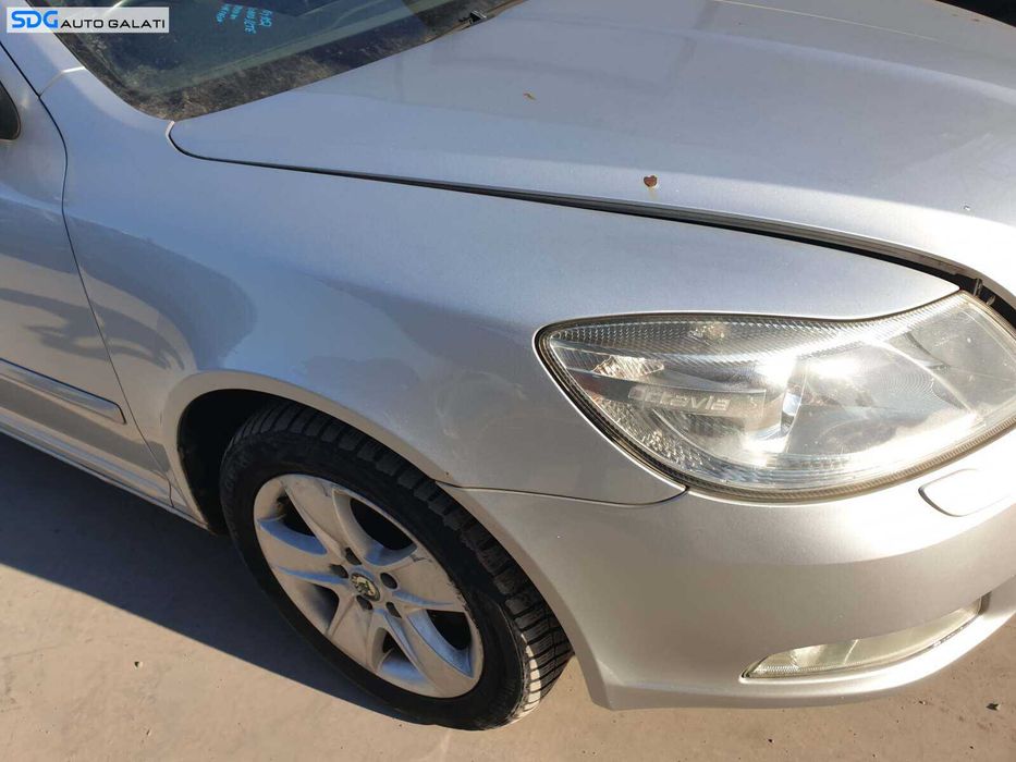 Aripa Dreapta Fata Skoda Octavia 2 Facelift FL 2008 - 2013 (inceput de rugina) Culoare LA7W Brilliant Silver Metallic [Q1962]