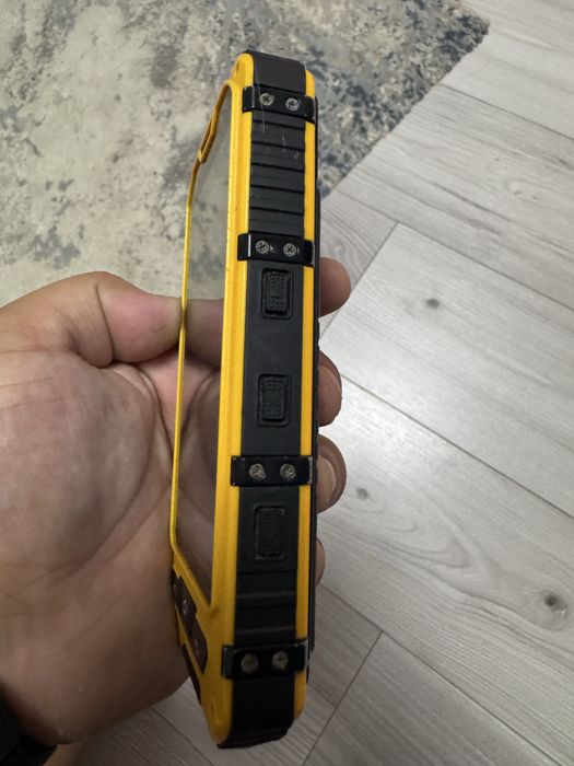 Vand telefon rezistent la apa, praf si socuri