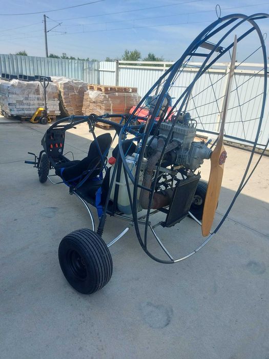 Vând paramotor triciclu